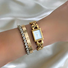 Load image into Gallery viewer, VINTAGE GUCCI INTERCHANGEABLE LEATHER WATCH
