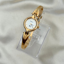 Load image into Gallery viewer, VINTAGE BURBERRY WATCH