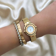 Load image into Gallery viewer, VINTAGE GUCCI WATCH
