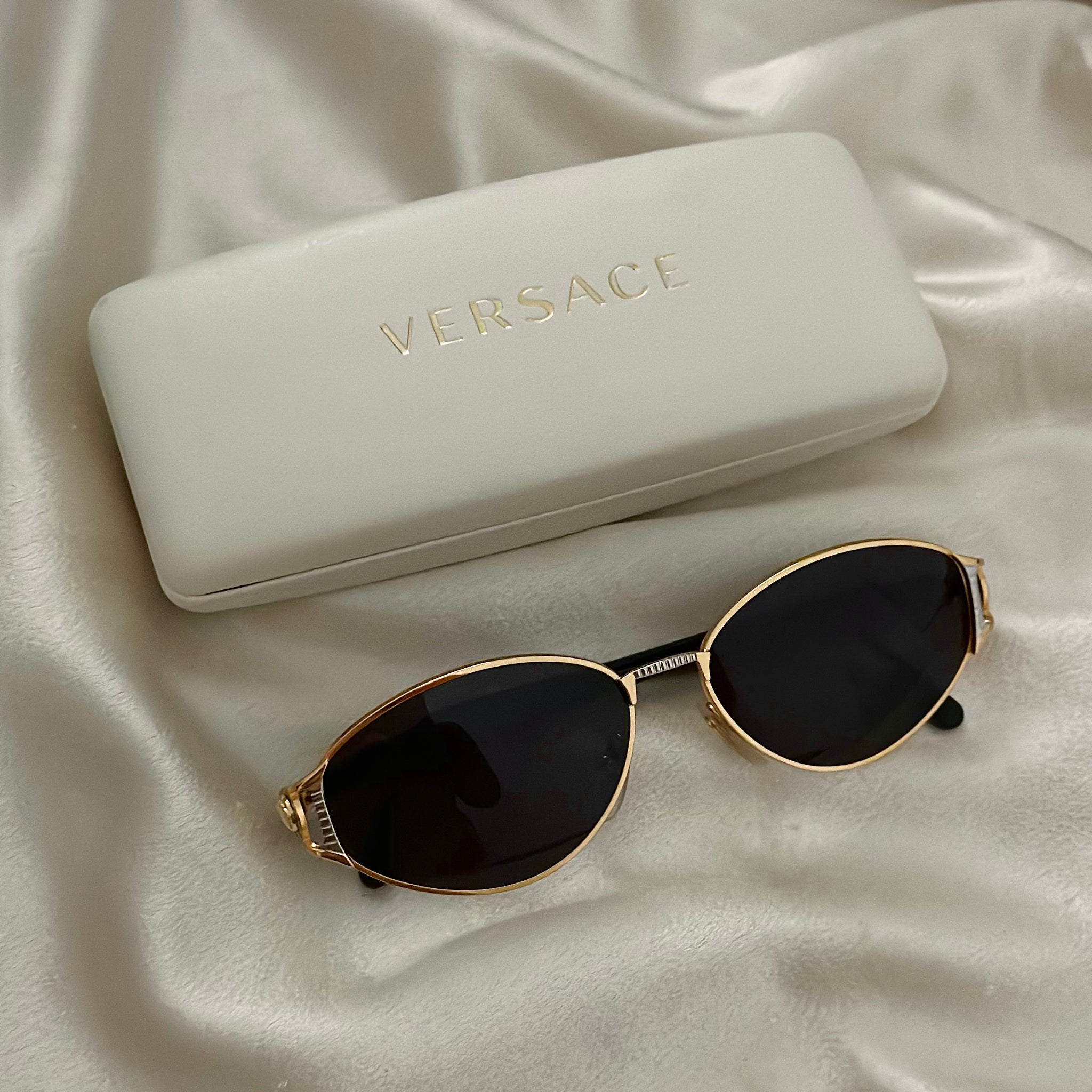 Versace vintage sunglasses with case Gianni Versace 413/A 900 – Sammy & Nino main image 3