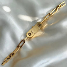 Load image into Gallery viewer, VINTAGE GUCCI DAINTY WATCH
