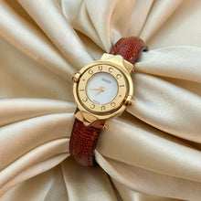 Load image into Gallery viewer, VINTAGE GUCCI BROWN LEATHER WATCH
