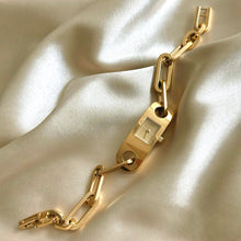 Load image into Gallery viewer, VINTAGE GUCCI DAINTY WATCH
