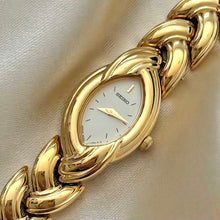 Load image into Gallery viewer, VINTAGE SEIKO DAINTY WATCH
